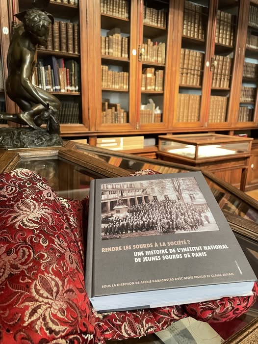 Rendre les sourds à la société ?