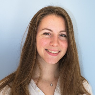 Le visuel est la photo de portrait d'Adèle Merle.