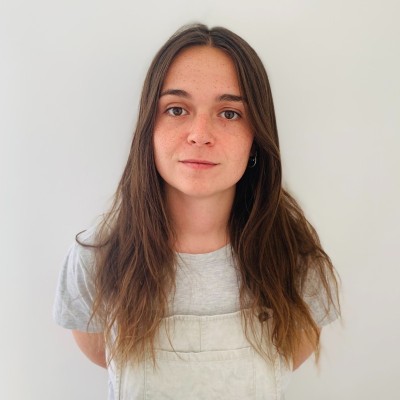 Le visuel est la photo de profil de Sarah Yvon.